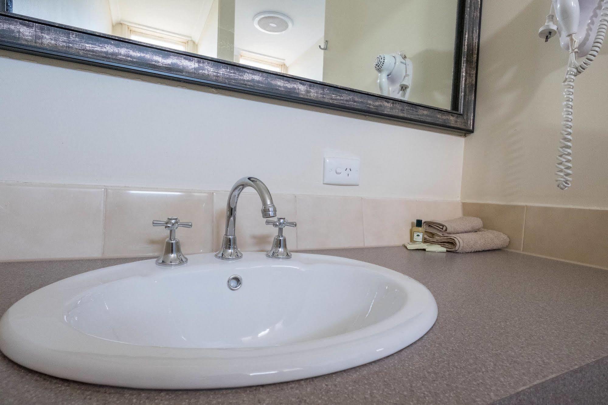 Stawell'S London Motor Inn Екстериор снимка